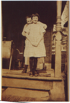 31. Clarissa & Ruby Huffine.jpg (99 Kbytes)