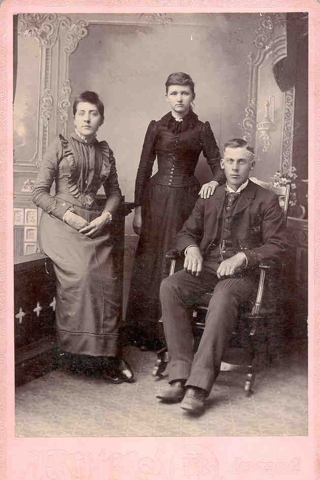 Family.jpg (75 Kbytes)